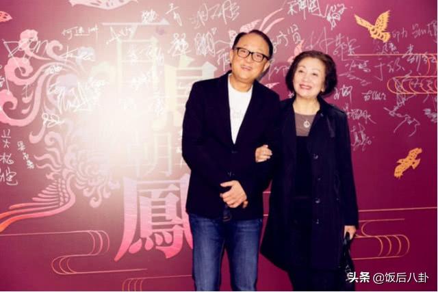 周潤髮帶領眾港星去爬山，63歲米雪與69歲鮑起靜同框似母女！
