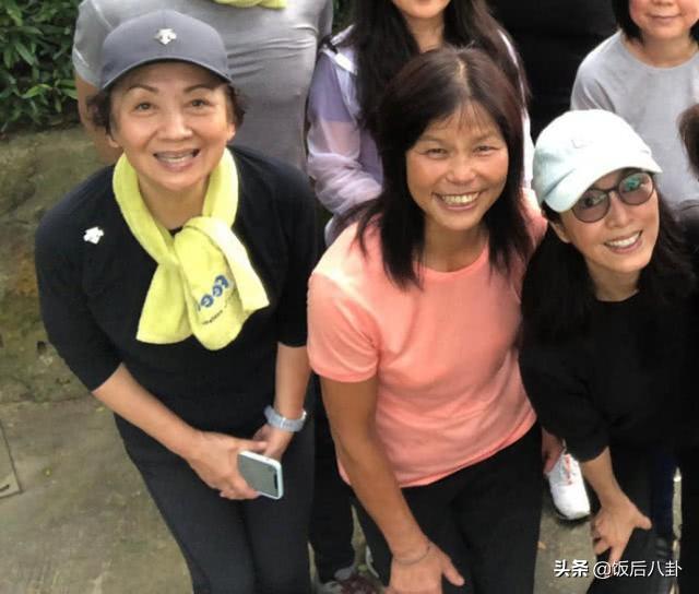 周潤髮帶領眾港星去爬山，63歲米雪與69歲鮑起靜同框似母女！