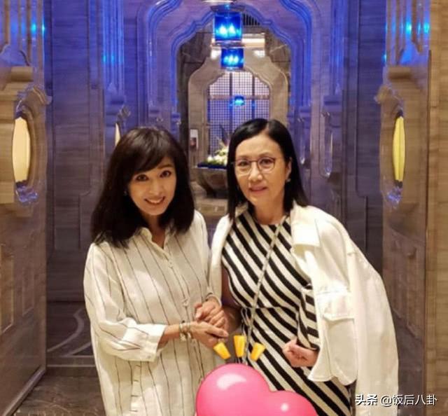 周潤髮帶領眾港星去爬山，63歲米雪與69歲鮑起靜同框似母女！