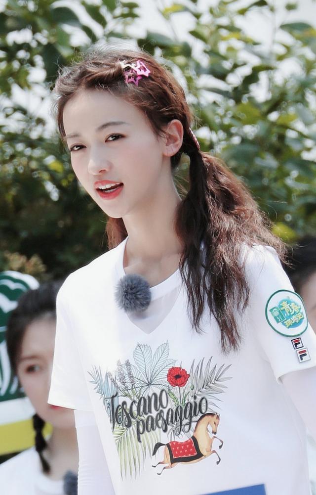吳謹言在節目中的髮型火了，雙馬尾可愛丸子頭清新，滿滿的少女感還超惹眼！