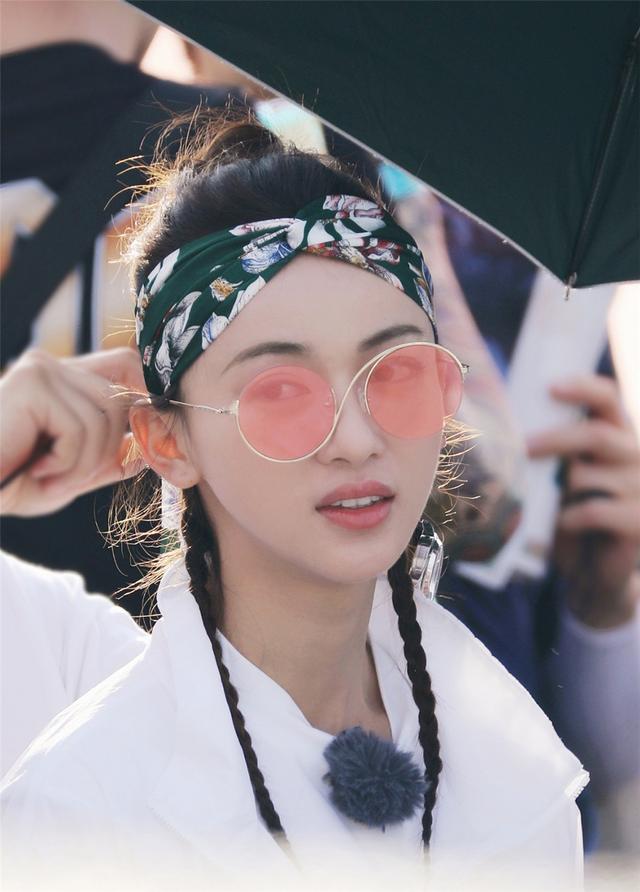 吳謹言在節目中的髮型火了，雙馬尾可愛丸子頭清新，滿滿的少女感還超惹眼！
