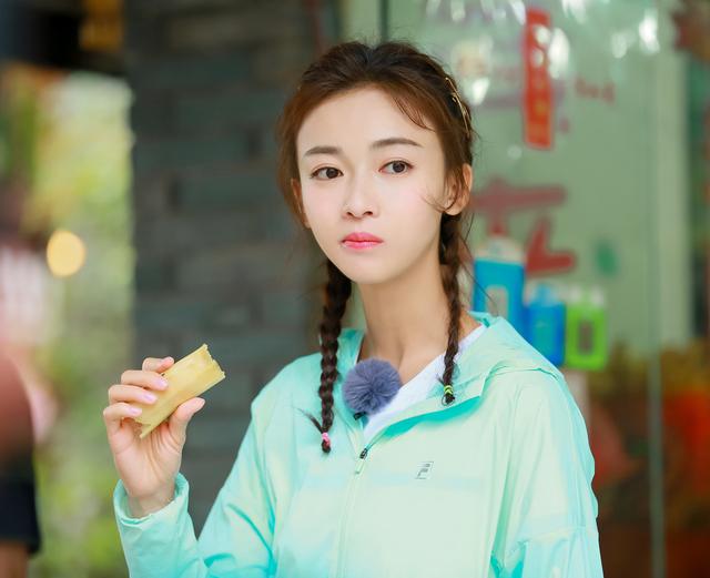 吳謹言在節目中的髮型火了，雙馬尾可愛丸子頭清新，滿滿的少女感還超惹眼！