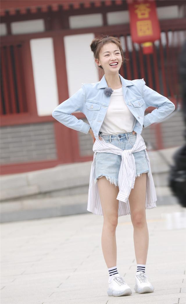 吳謹言在節目中的髮型火了，雙馬尾可愛丸子頭清新，滿滿的少女感還超惹眼！