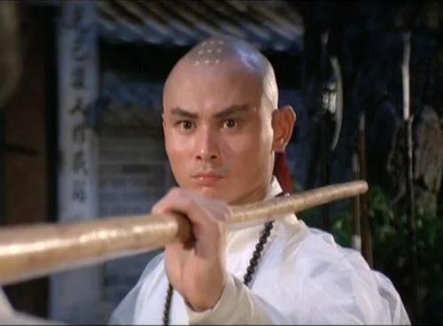 他與成龍同時走紅，曾是一代功夫巨星，如今63歲瘦到不敢認
