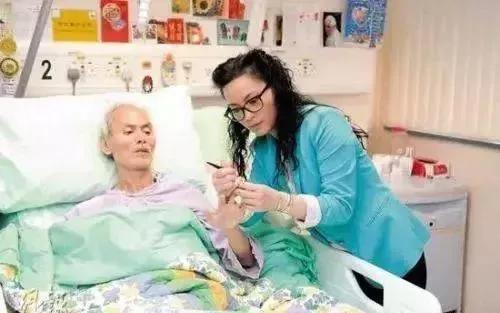 他與成龍同時走紅，曾是一代功夫巨星，如今63歲瘦到不敢認