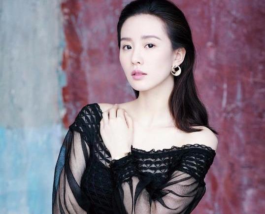 劉詩詩不僅擁有天鵝頸，還有蝴蝶背，靠鍛鍊養成天仙一樣的女神