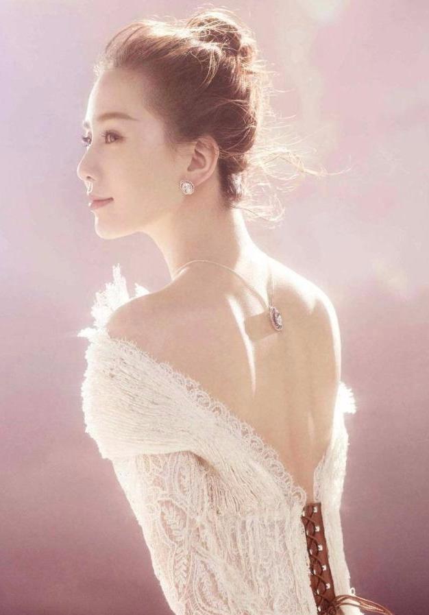 劉詩詩不僅擁有天鵝頸，還有蝴蝶背，靠鍛鍊養成天仙一樣的女神