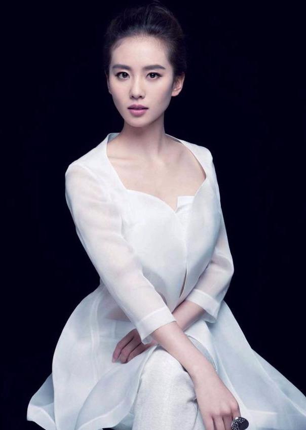 劉詩詩不僅擁有天鵝頸，還有蝴蝶背，靠鍛鍊養成天仙一樣的女神