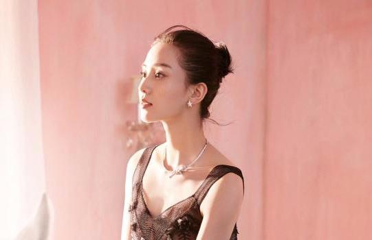 劉詩詩不僅擁有天鵝頸，還有蝴蝶背，靠鍛鍊養成天仙一樣的女神