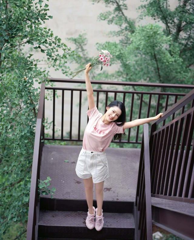 李沁穿搭越來越低調了，穿178T恤配249短褲，終於可GET明星同款了