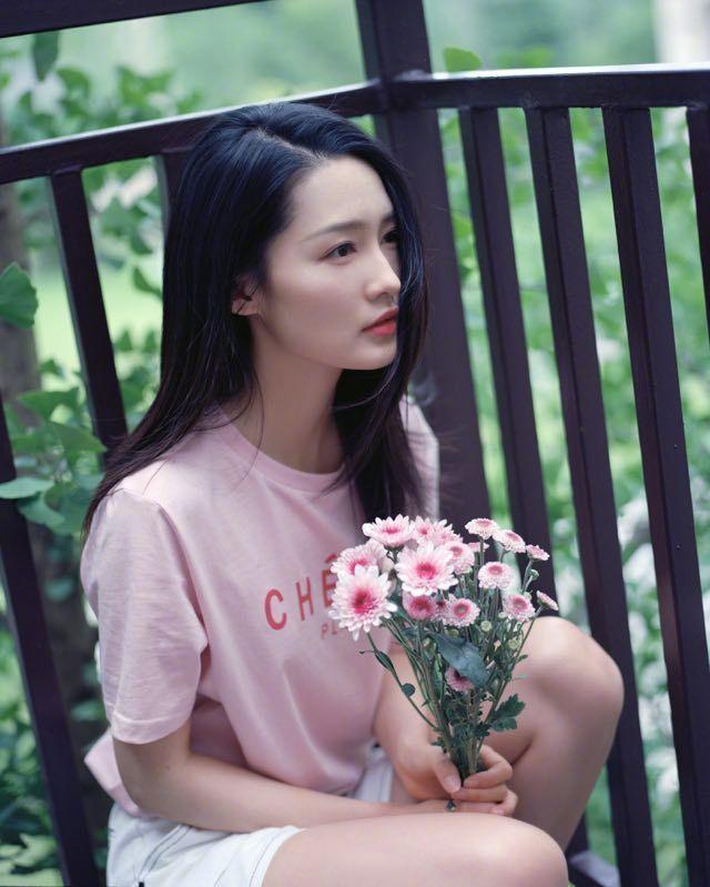 李沁穿搭越來越低調了，穿178T恤配249短褲，終於可GET明星同款了
