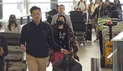奚夢瑤參加何超盈訂婚儀式長圍巾遮肚，被調侃：看到你結婚的場景