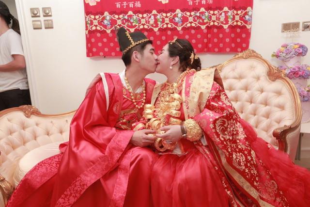奚夢瑤參加何超盈訂婚儀式長圍巾遮肚，被調侃：看到你結婚的場景