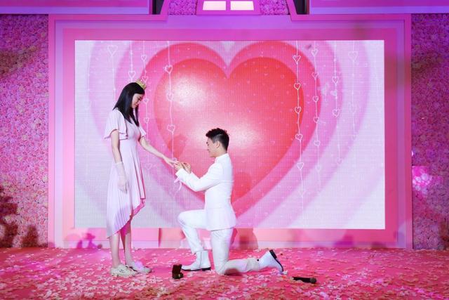 奚夢瑤參加何超盈訂婚儀式長圍巾遮肚，被調侃：看到你結婚的場景