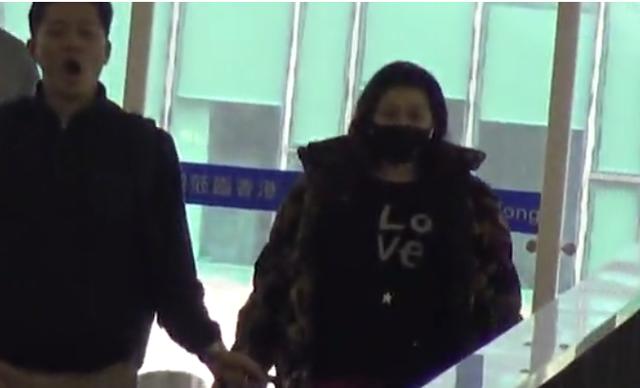 奚夢瑤參加何超盈訂婚儀式長圍巾遮肚，被調侃：看到你結婚的場景