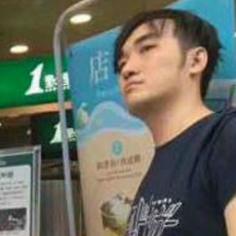 邂逅總是太突然！熱褲妹買手搖… 邊晃S美腿「小哥表情明白了」：我棄權謝謝