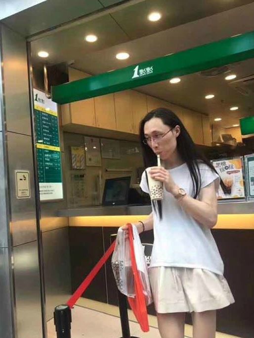 邂逅總是太突然！熱褲妹買手搖… 邊晃S美腿「小哥表情明白了」：我棄權謝謝