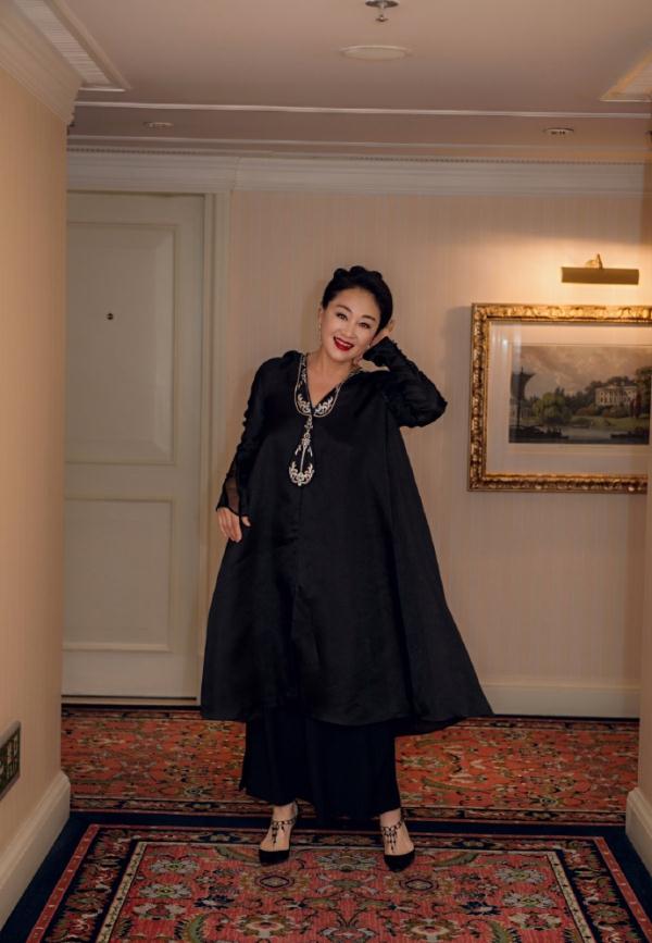 57歲王姬保養的太好了！一點不輸女兒，與女兒同框好似孿生姐妹