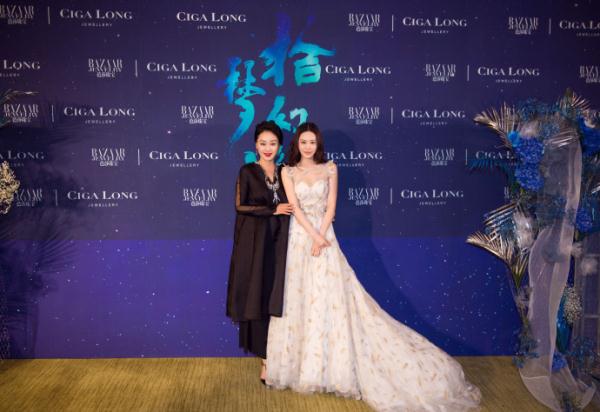57歲王姬保養的太好了！一點不輸女兒，與女兒同框好似孿生姐妹