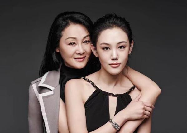 57歲王姬保養的太好了！一點不輸女兒，與女兒同框好似孿生姐妹