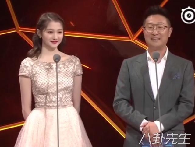 關曉彤、張子楓和文淇都被造型師坑慘了，二十歲穿得像三四十歲