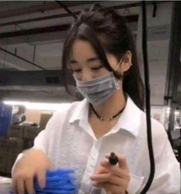 最美工廠妹一夕爆紅，摘下口罩後，網友崩潰直呼：快帶上吧！
