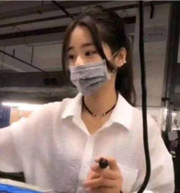 最美工廠妹一夕爆紅，摘下口罩後，網友崩潰直呼：快帶上吧！