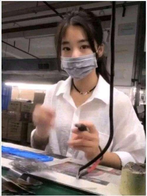 最美工廠妹一夕爆紅，摘下口罩後，網友崩潰直呼：快帶上吧！