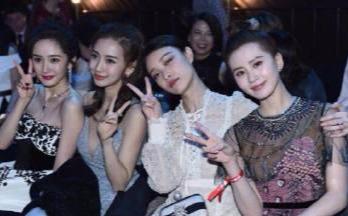 四小花旦合影，娜扎坐在邊上好尷尬，劉詩詩摟著她可以說很暖心了