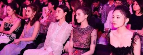 四小花旦合影，娜扎坐在邊上好尷尬，劉詩詩摟著她可以說很暖心了