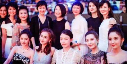 四小花旦合影，娜扎坐在邊上好尷尬，劉詩詩摟著她可以說很暖心了