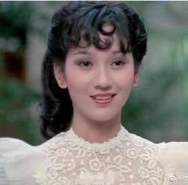 四小花旦合影，娜扎坐在邊上好尷尬，劉詩詩摟著她可以說很暖心了