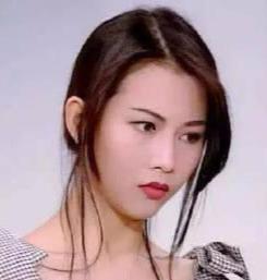 四小花旦合影，娜扎坐在邊上好尷尬，劉詩詩摟著她可以說很暖心了