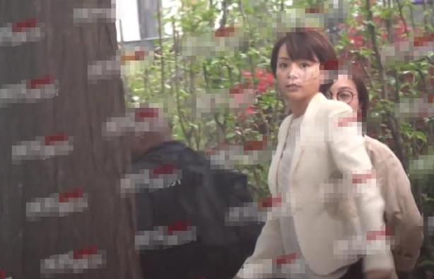 都曾是央視一姐，46歲董卿近照像少女，51歲周濤比她還驚艷
