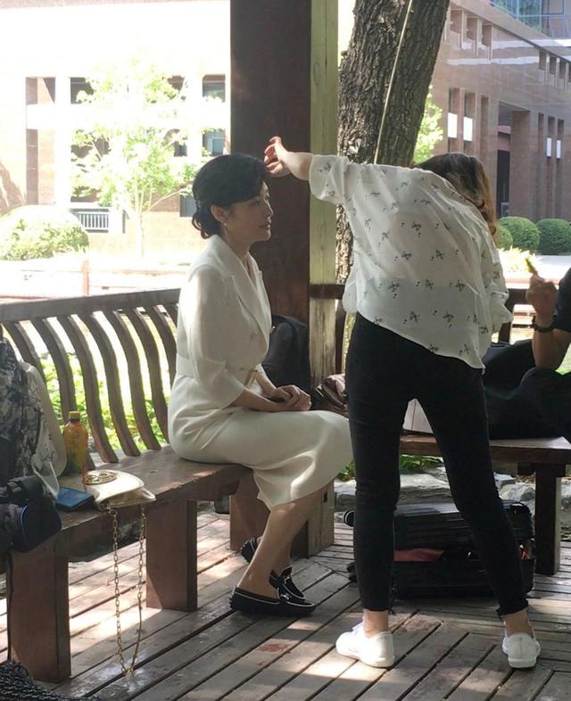 都曾是央視一姐，46歲董卿近照像少女，51歲周濤比她還驚艷