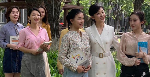 都曾是央視一姐，46歲董卿近照像少女，51歲周濤比她還驚艷