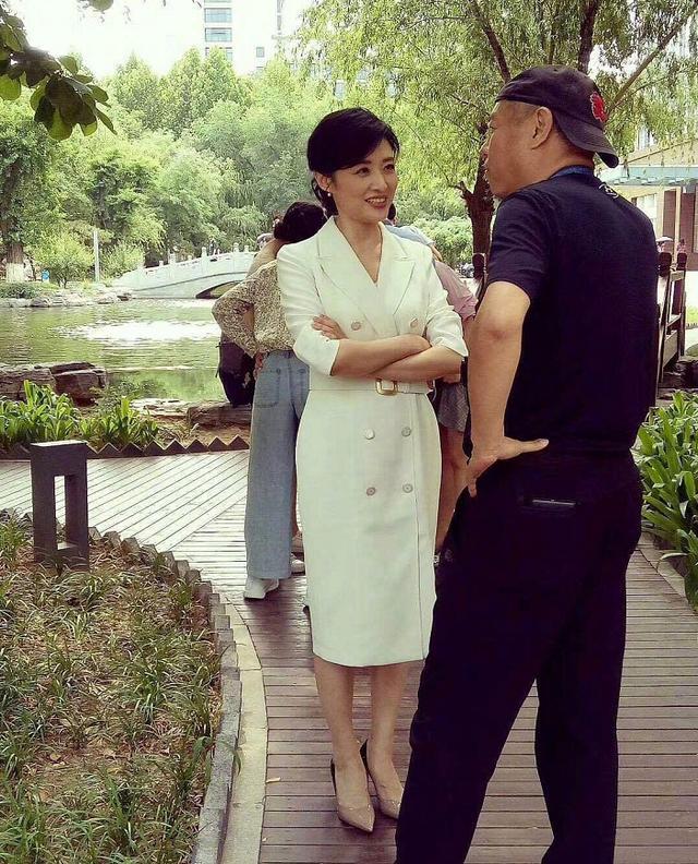 都曾是央視一姐，46歲董卿近照像少女，51歲周濤比她還驚艷