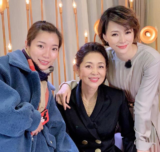 都曾是央視一姐，46歲董卿近照像少女，51歲周濤比她還驚艷
