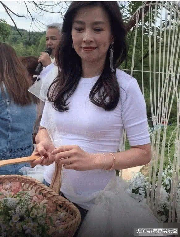 張庭穿「無痕衣」不懼鏡頭，當她抬起胳膊的瞬間，暴露隱藏的身材！ 