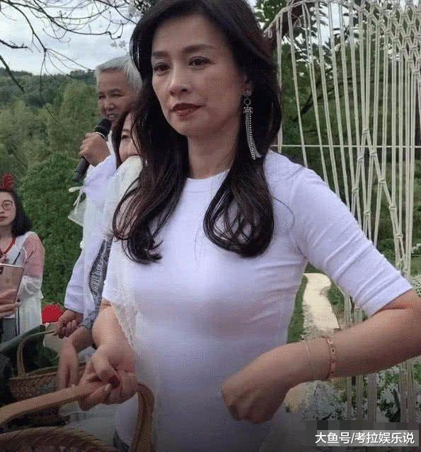 張庭穿「無痕衣」不懼鏡頭，當她抬起胳膊的瞬間，暴露隱藏的身材！ 