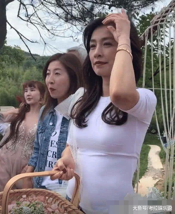 張庭穿「無痕衣」不懼鏡頭，當她抬起胳膊的瞬間，暴露隱藏的身材！ 