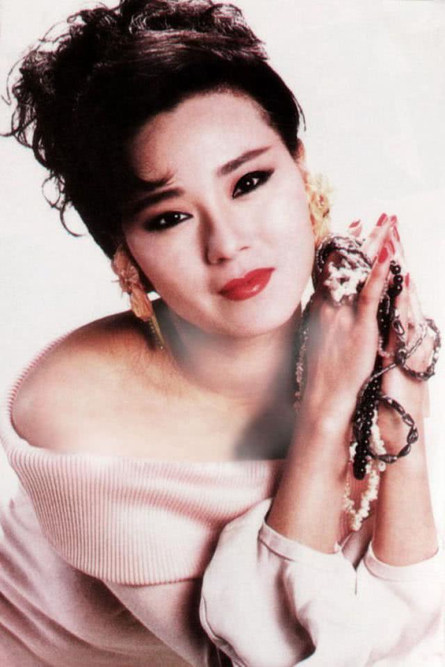 60歲孤身一人無人娶，美得驚艷還是個富婆，曾與張國榮演姐弟！
