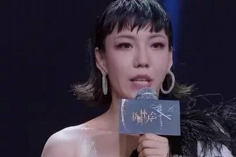 新舞林大會：吳莫愁抬腿瞬間，驚現「衛巾」，伴舞的表情亮了 -