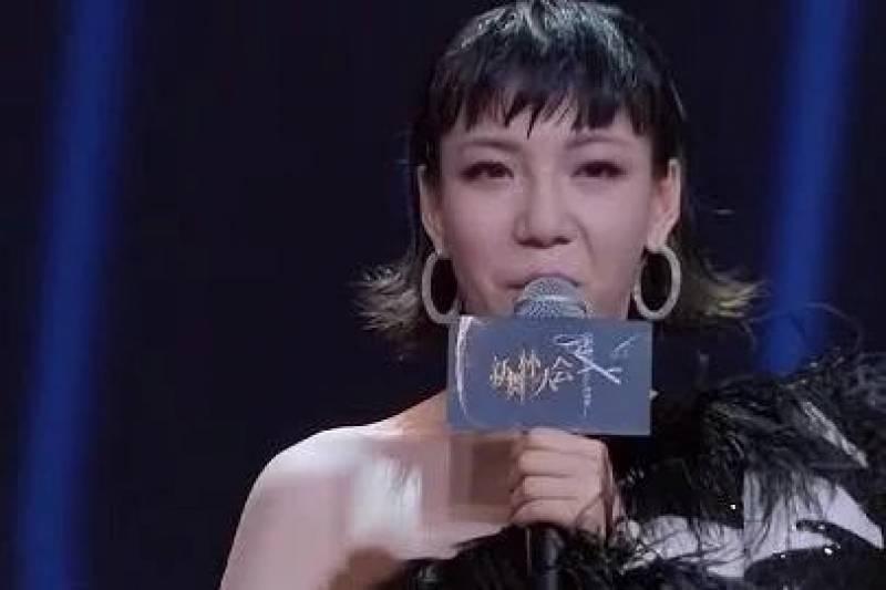 新舞林大會：吳莫愁抬腿瞬間，驚現「衛巾」，伴舞的表情亮了 -