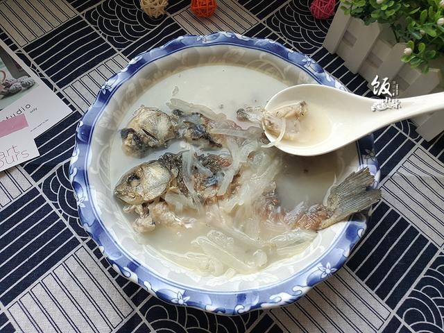 鯽魚加它燉湯，味道鮮甜，營養豐富，孩子常喝提高免疫力！