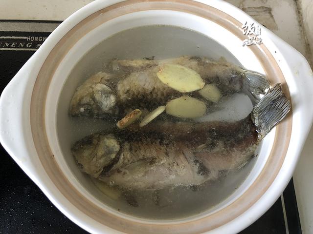 鯽魚加它燉湯，味道鮮甜，營養豐富，孩子常喝提高免疫力！