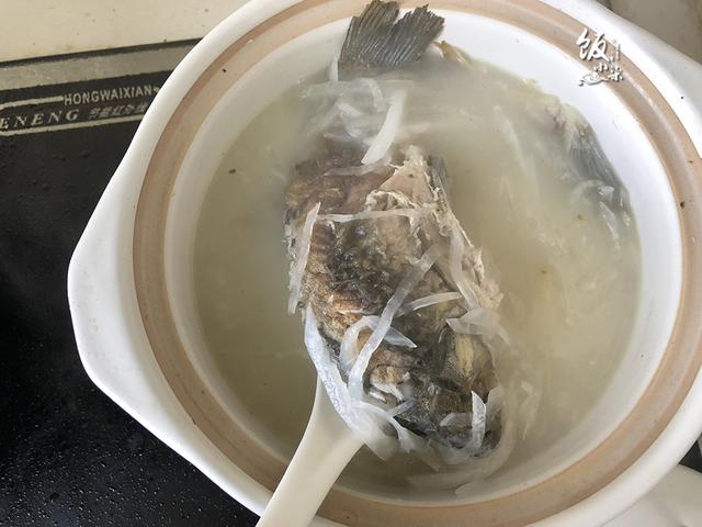 鯽魚加它燉湯，味道鮮甜，營養豐富，孩子常喝提高免疫力！