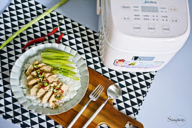 就算減肥也能放心吃的蓋飯，加了料汁的雞肉，多了一種川味