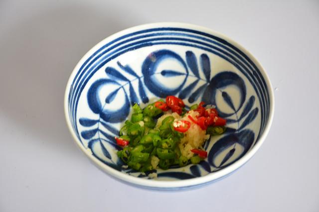 就算減肥也能放心吃的蓋飯，加了料汁的雞肉，多了一種川味