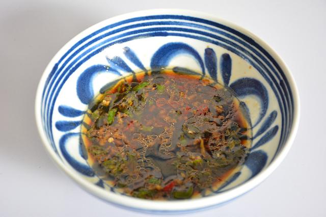 就算減肥也能放心吃的蓋飯，加了料汁的雞肉，多了一種川味